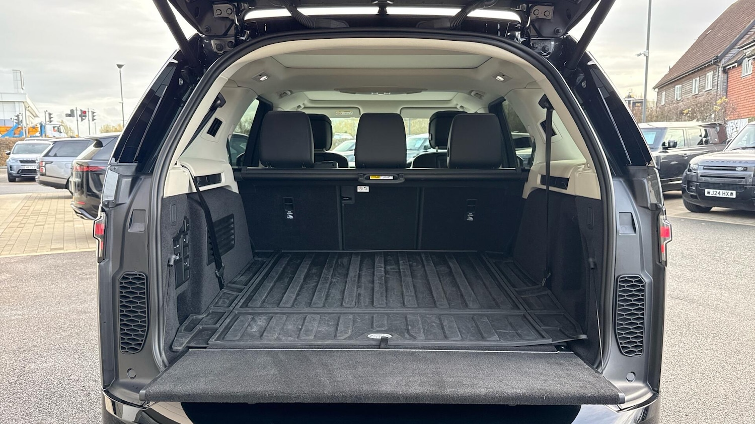 Used Land Rover Discovery 2025 for sale - 77442353: Photo 10