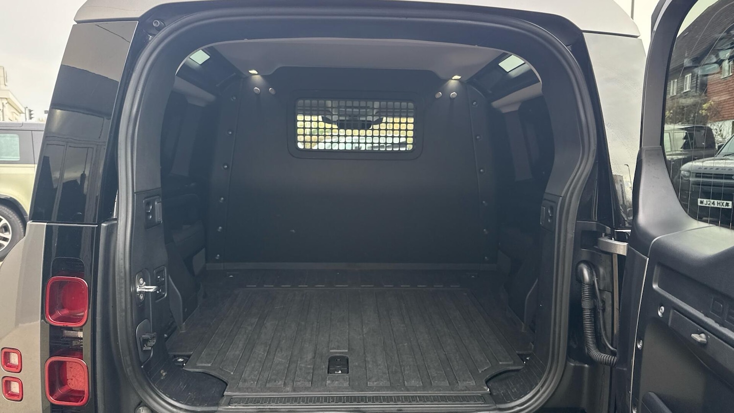 Used Land Rover Defender 2022 for sale - 77010021: Photo 10