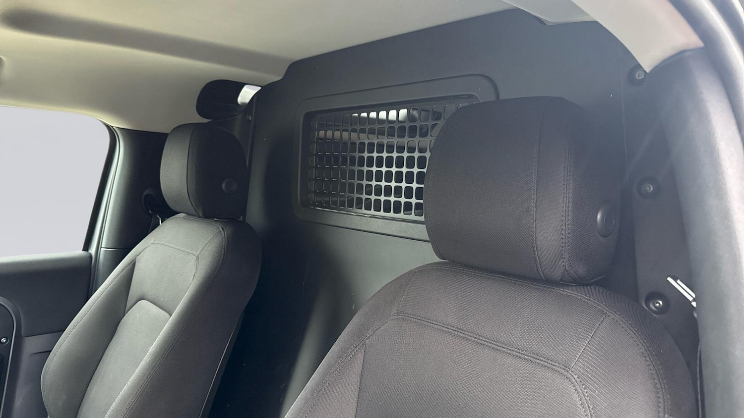 Used Land Rover Defender 2022 for sale - 77010021: Photo 4