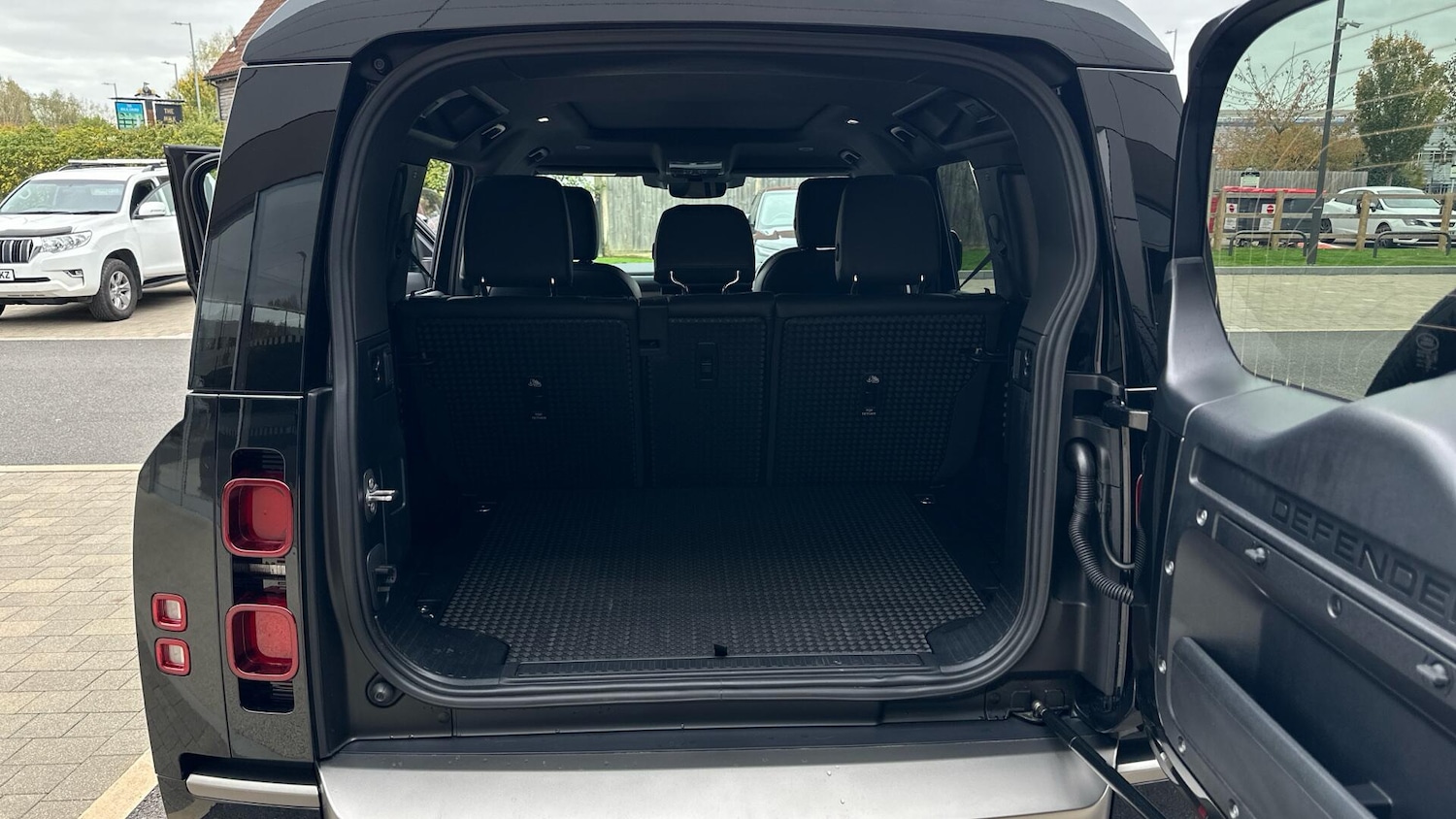 Used Land Rover Defender 2023 for sale - 76675912: Photo 10