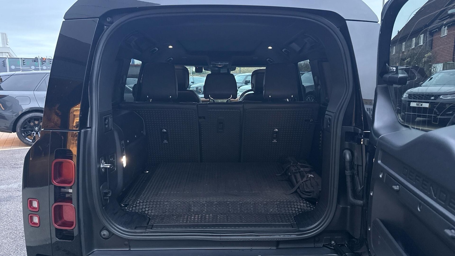 Used Land Rover Defender 2023 for sale - 77010023: Photo 10