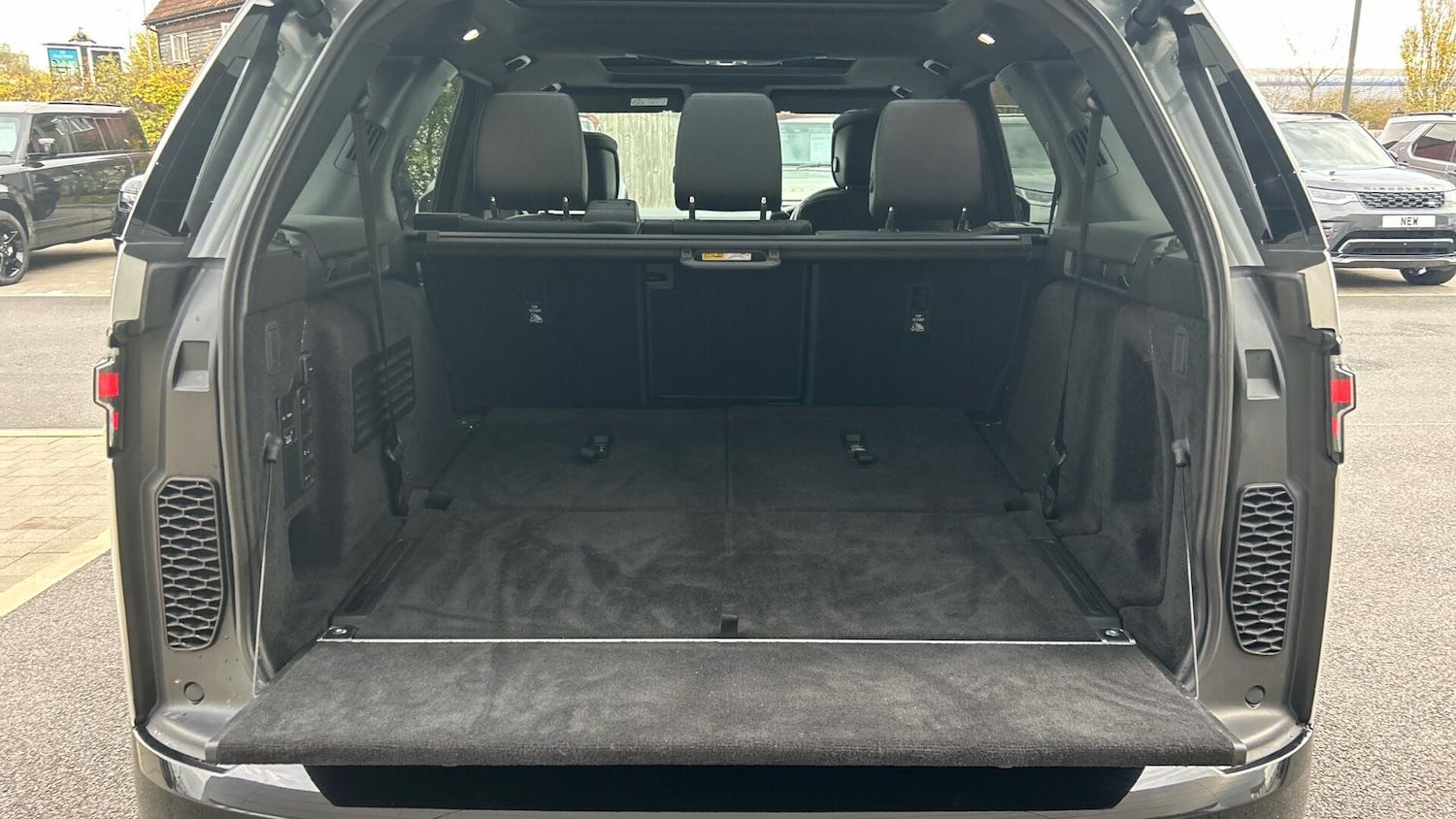 Used Land Rover Discovery 2023 for sale - 76676121: Photo 10