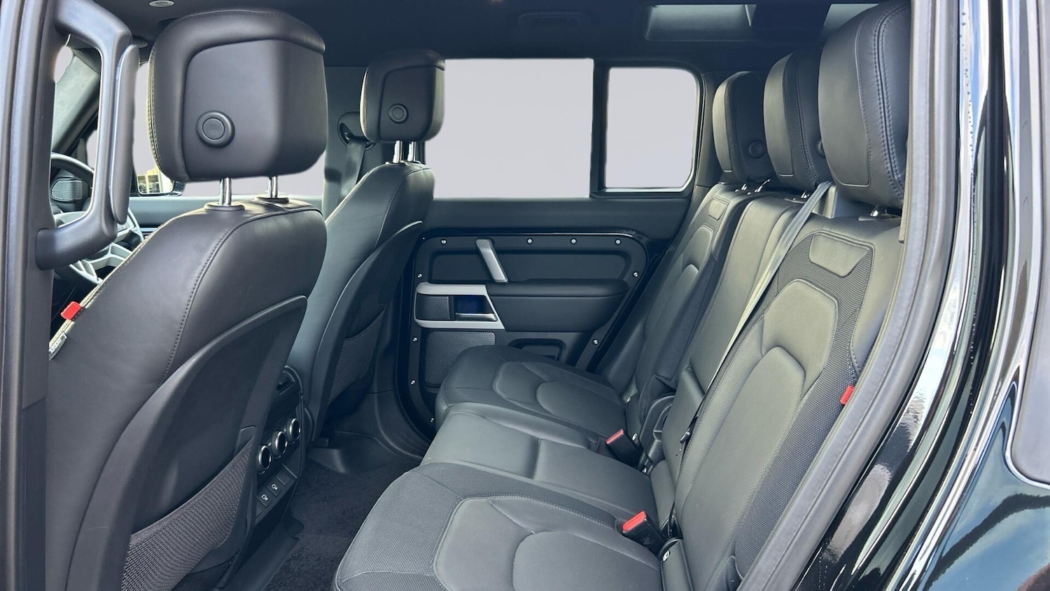 Used Land Rover Defender 2024 for sale - 76677499: Photo 4