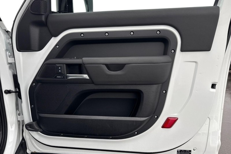 Used Land Rover Defender 2024 for sale - 76984335: Photo 21