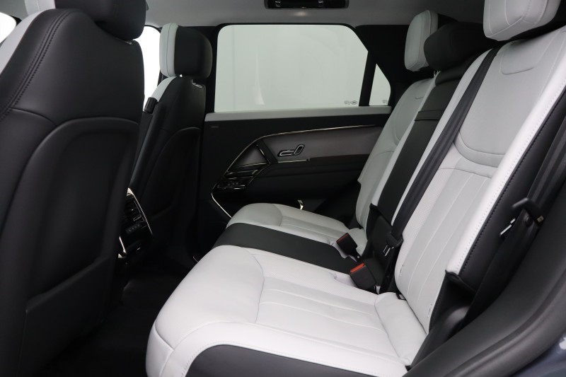 Used Land Rover Range Rover Sport 2024 for sale - 77950791: Photo 4