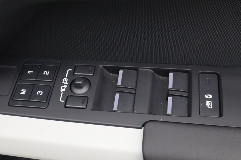 Used Land Rover Defender 2023 for sale - 77802075: Photo 24