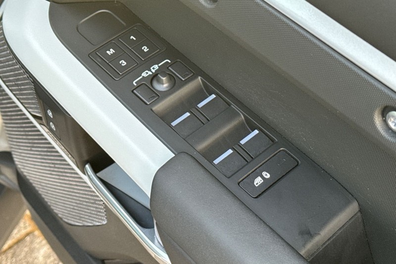 Used Land Rover Defender 2024 for sale - 76984299: Photo 23