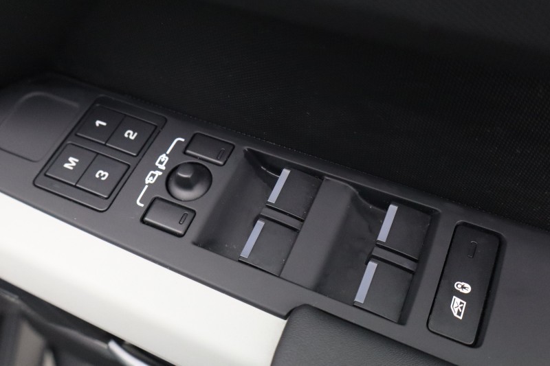 Used Land Rover Defender 2023 for sale - 77915620: Photo 23