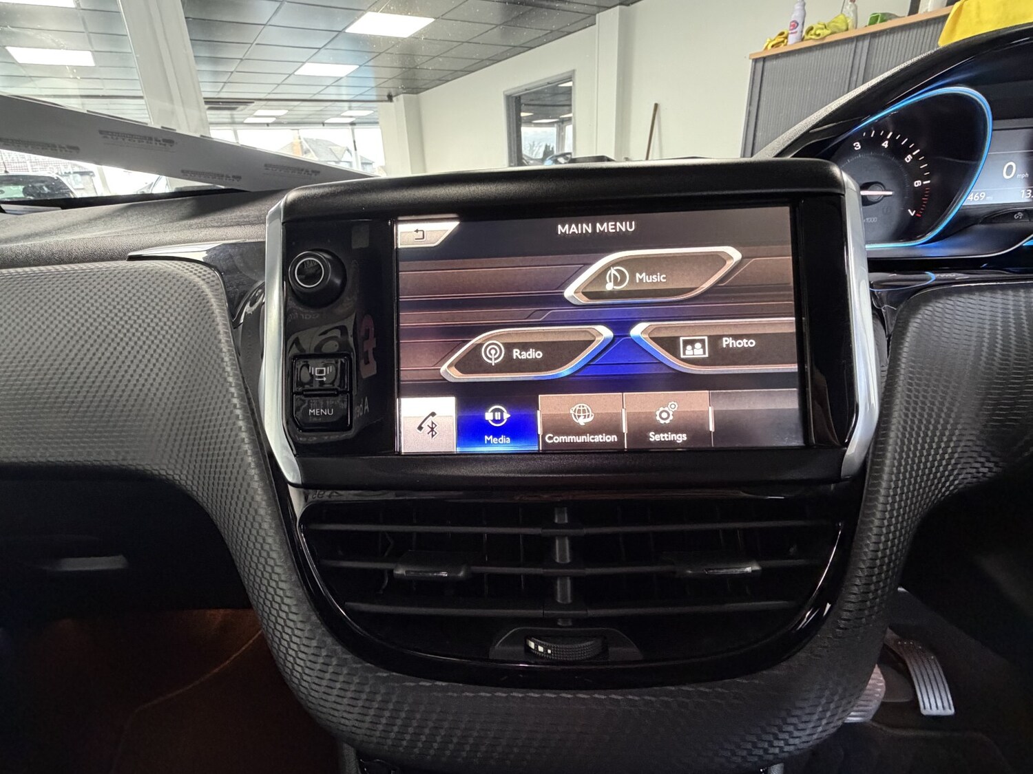 Used Peugeot 2008 2014 for sale - 77558530: Photo 11