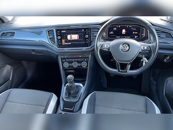 Used Volkswagen T-Roc 2018 for sale - 76887945: Photo