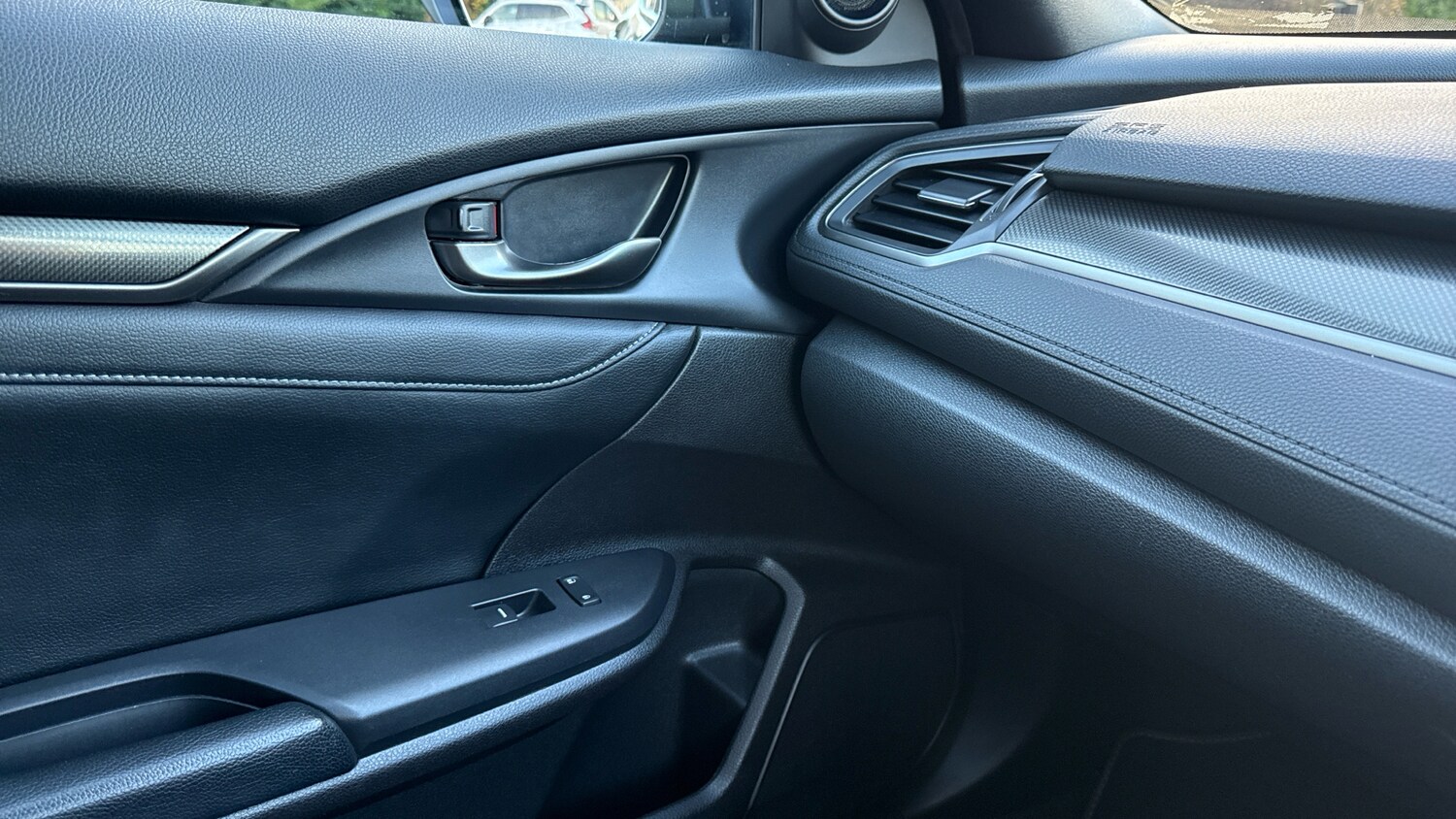 Used Honda Civic 2018 for sale - 76768987: Photo 32