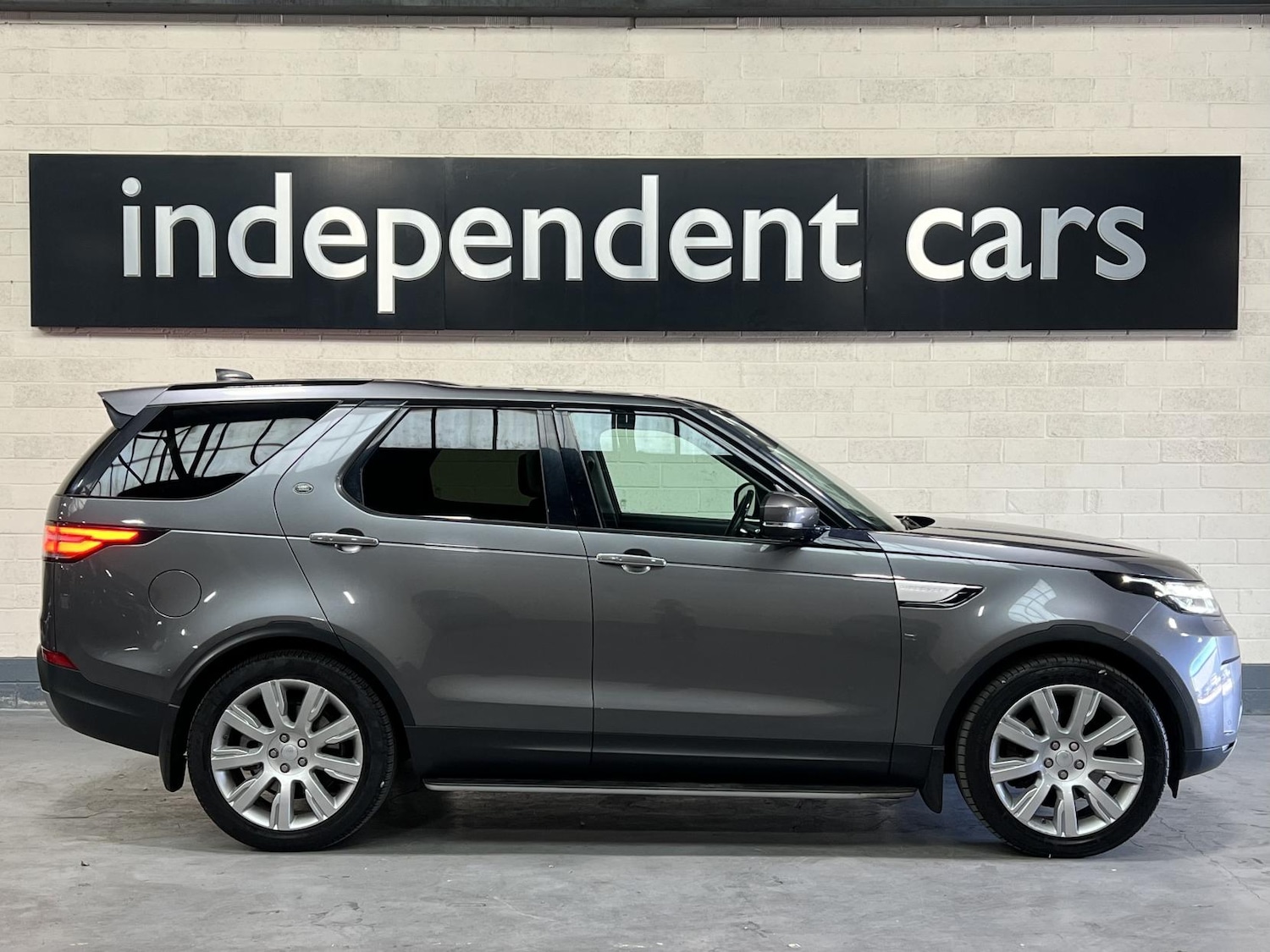 Used Land Rover Discovery 2017 for sale - 76104875: Photo 3