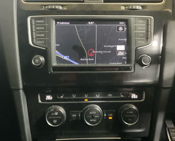 Used Volkswagen Golf 2017 for sale - 76950127: Photo 2