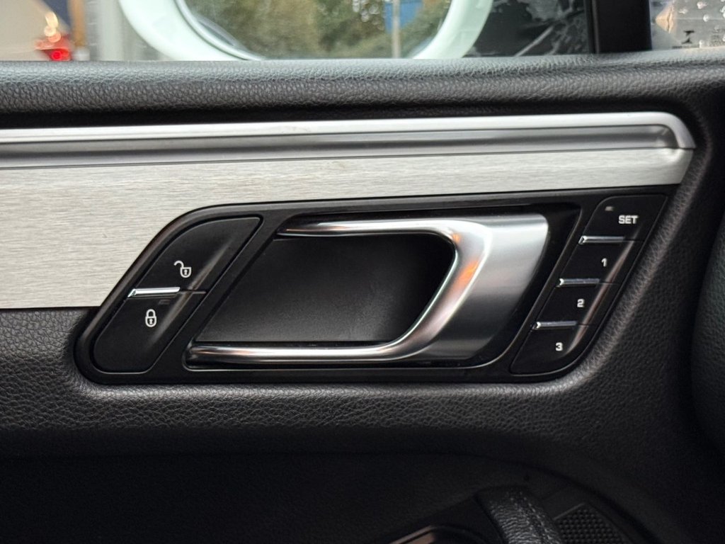 Used Porsche Macan 2018 for sale - 76496299: Photo 29