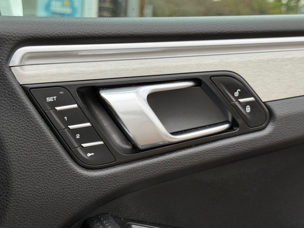 Used Porsche Macan 2018 for sale - 76496299: Photo 35