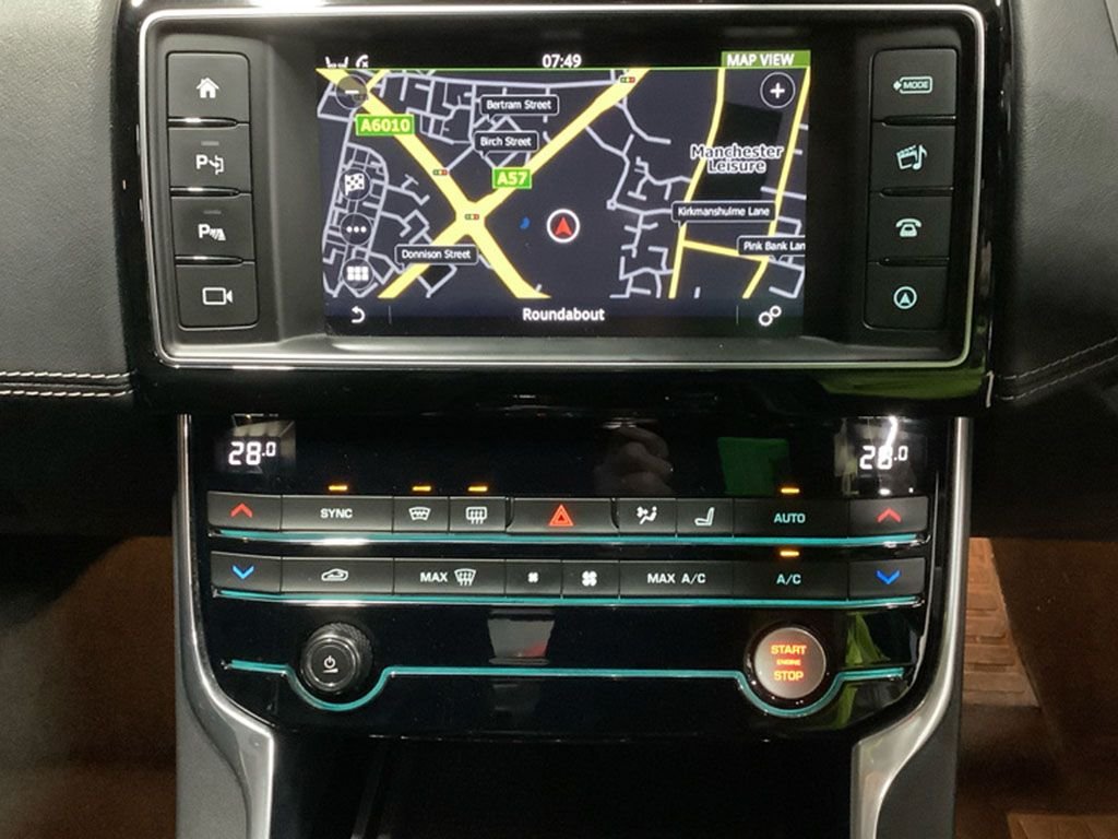 Used Jaguar XE 2017 for sale - 77328177: Photo 2