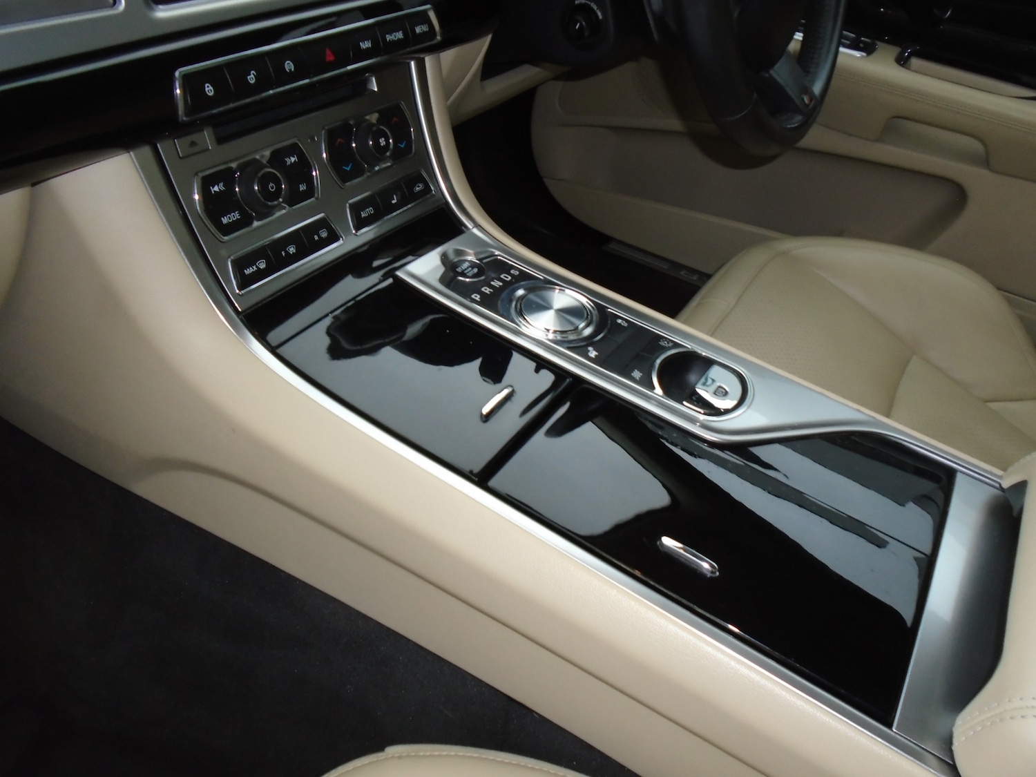 Used Jaguar XF 2014 for sale - 76979748: Photo 17