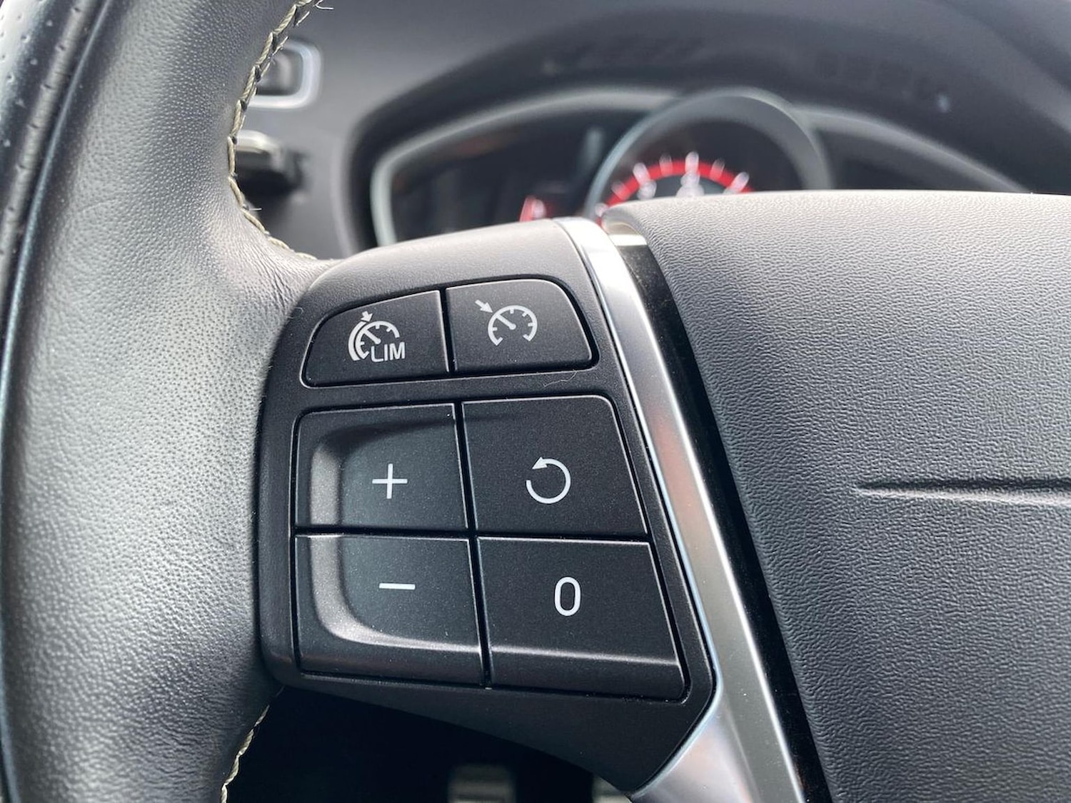 Used Volvo V40 2019 for sale - 76045986: Photo 25