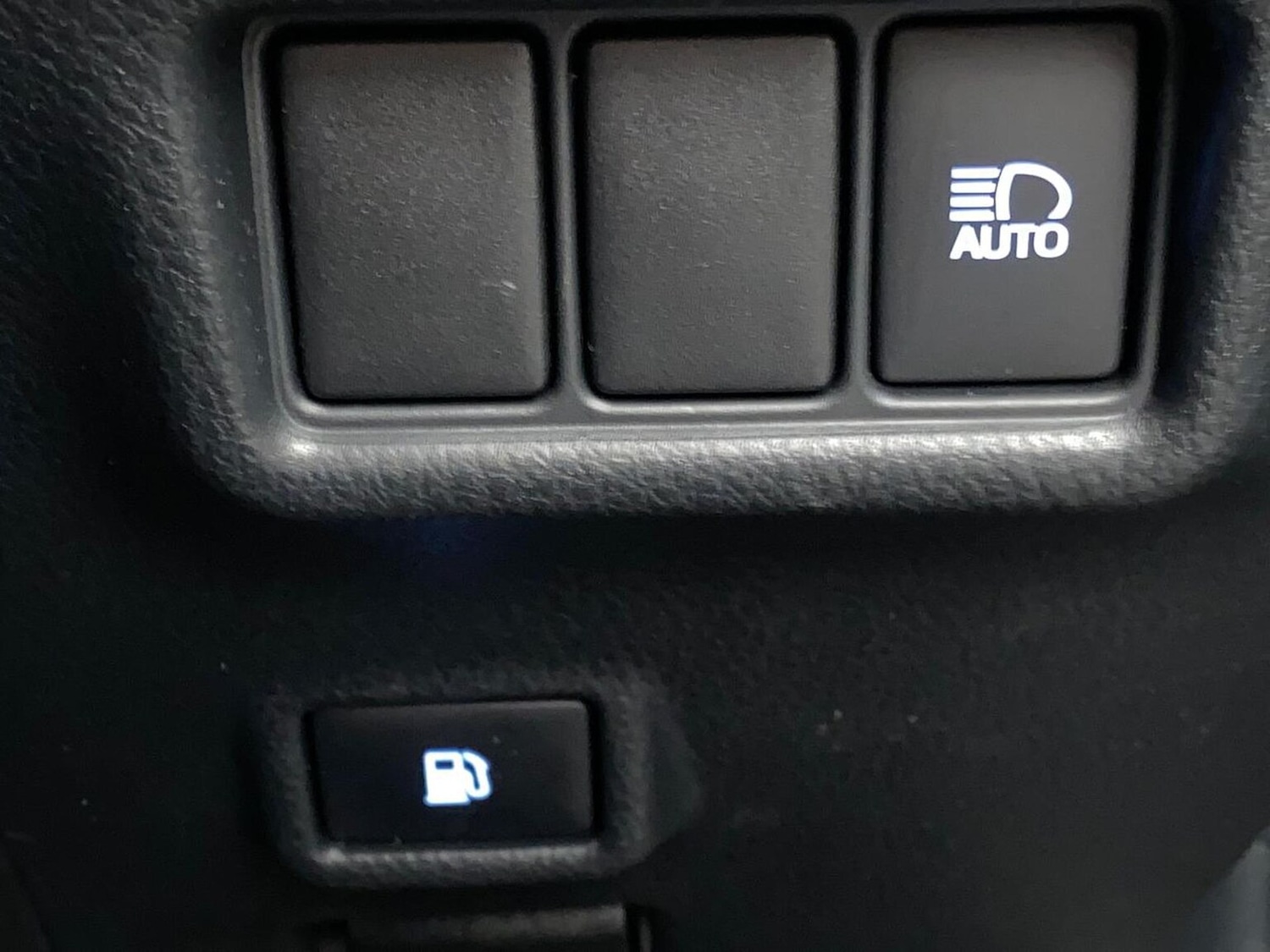 Used Toyota C-HR 2023 for sale - 78106361: Photo 2