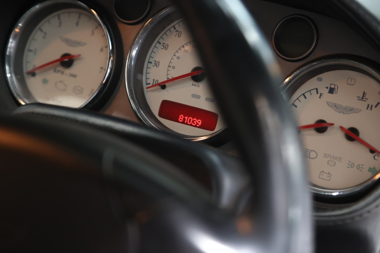 Used Aston Martin Vanquish 2004 for sale - 76339966: Photo 3
