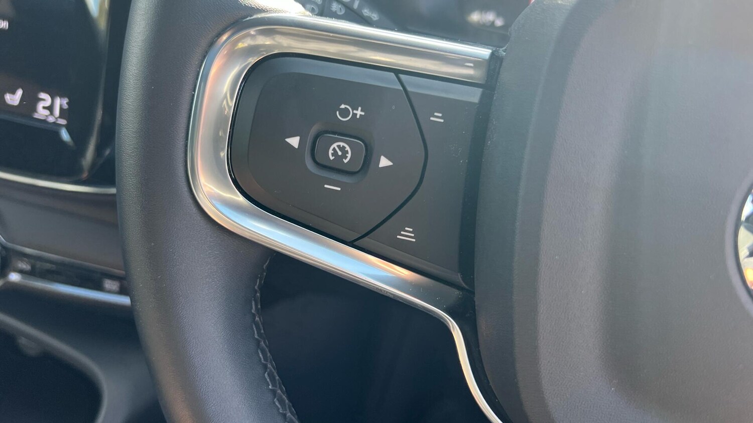 Used Volvo XC40 2023 for sale - 76042244: Photo 44