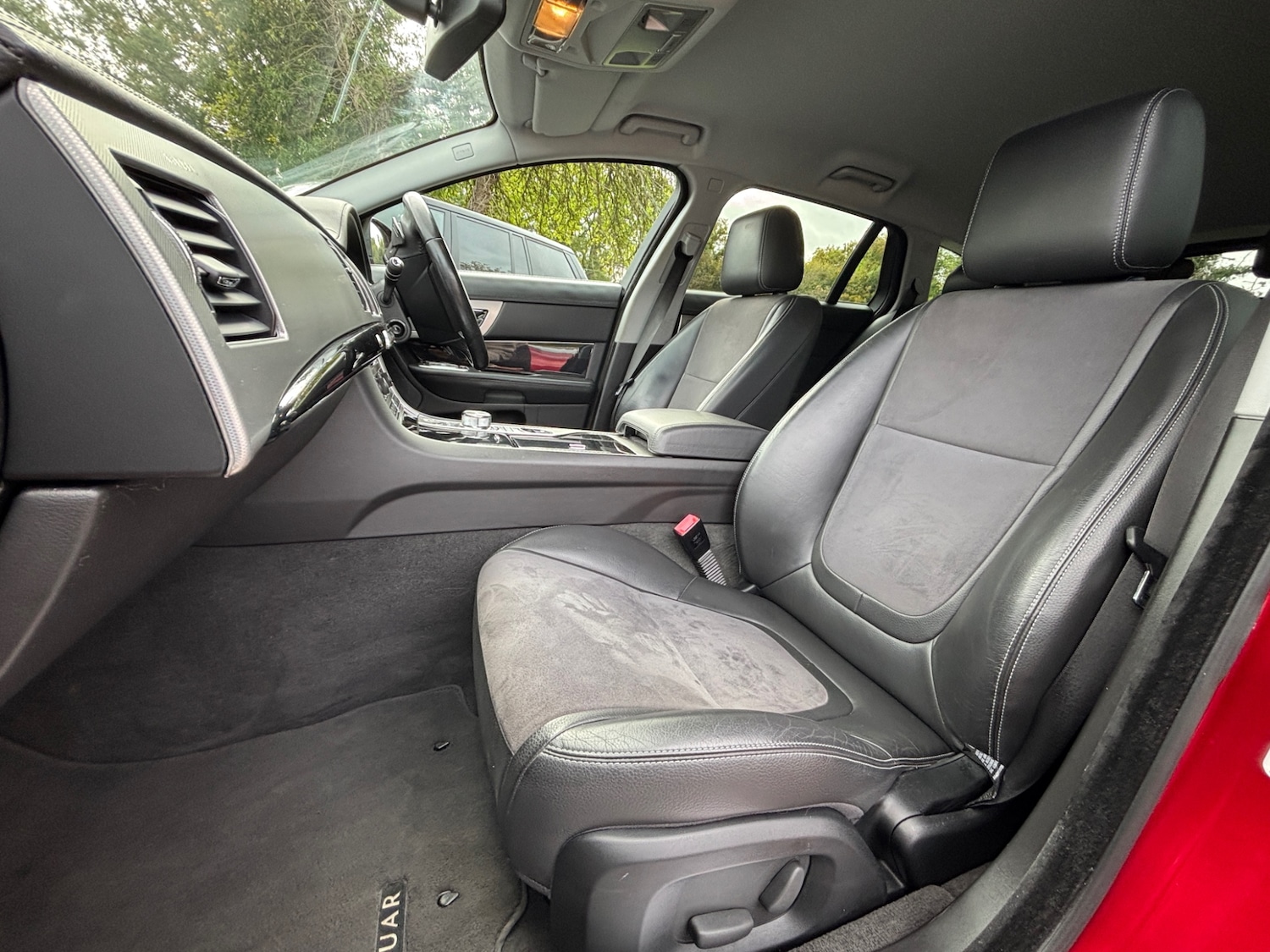 Used Jaguar XF 2013 for sale - 76207394: Photo 2