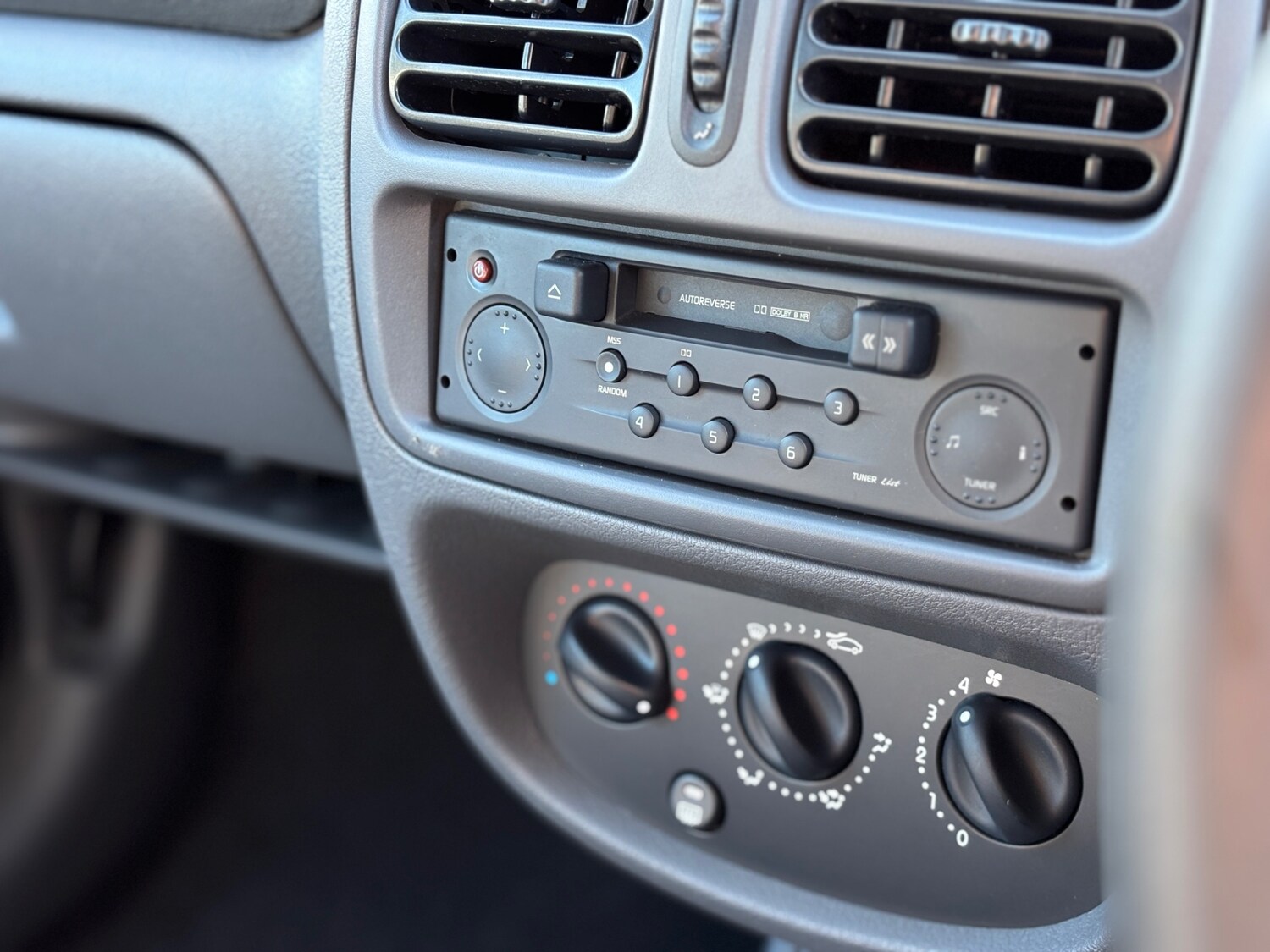 Used Renault Clio 2001 for sale - 77196611: Photo 13