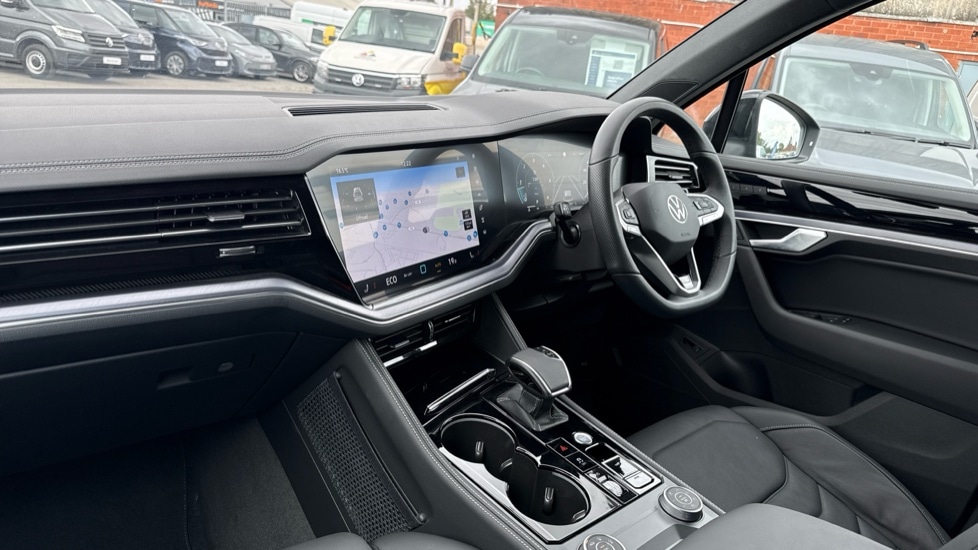 Used Volkswagen Touareg 2025 for sale - 75784030: Photo 2