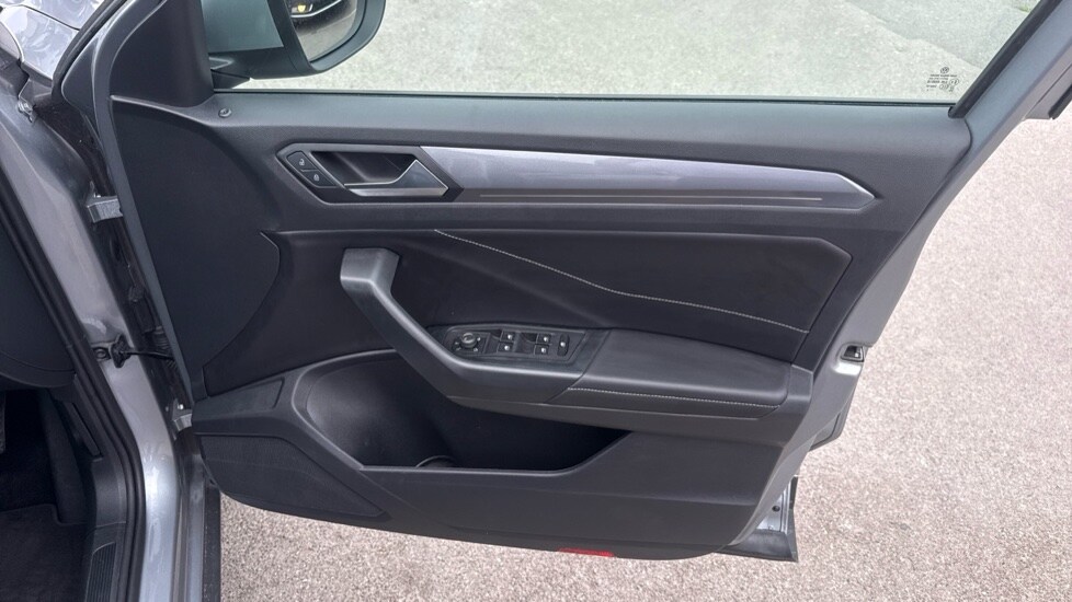 Used Volkswagen T-Roc 2024 for sale - 76297425: Photo 32