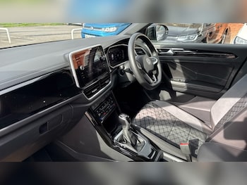 Used Volkswagen T-Roc 2024 for sale - 76870274: Photo