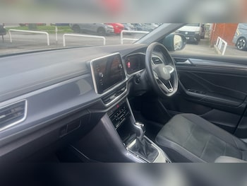 Used Volkswagen T-Roc 2024 for sale - 76479620: Photo