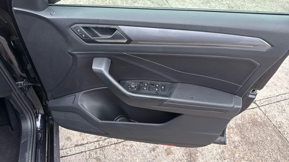 Used Volkswagen T-Roc 2024 for sale - 76873499: Photo 35