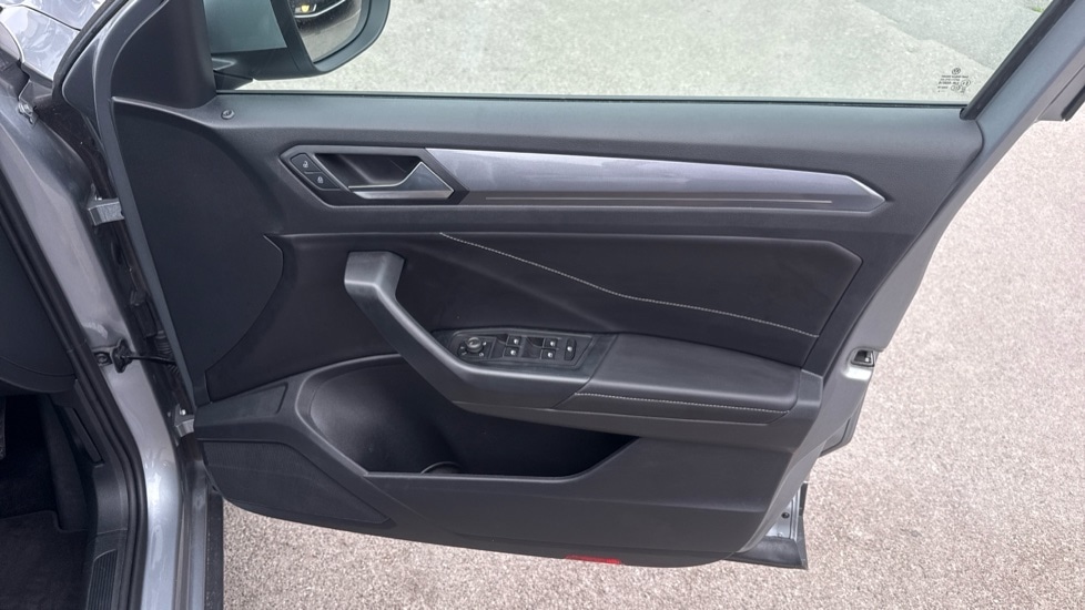 Used Volkswagen T-Roc 2024 for sale - 76870362: Photo 32