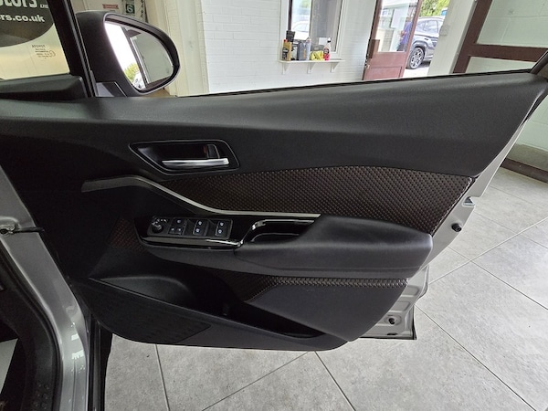 Used Toyota C-HR 2017 for sale - 75549098: Photo 13