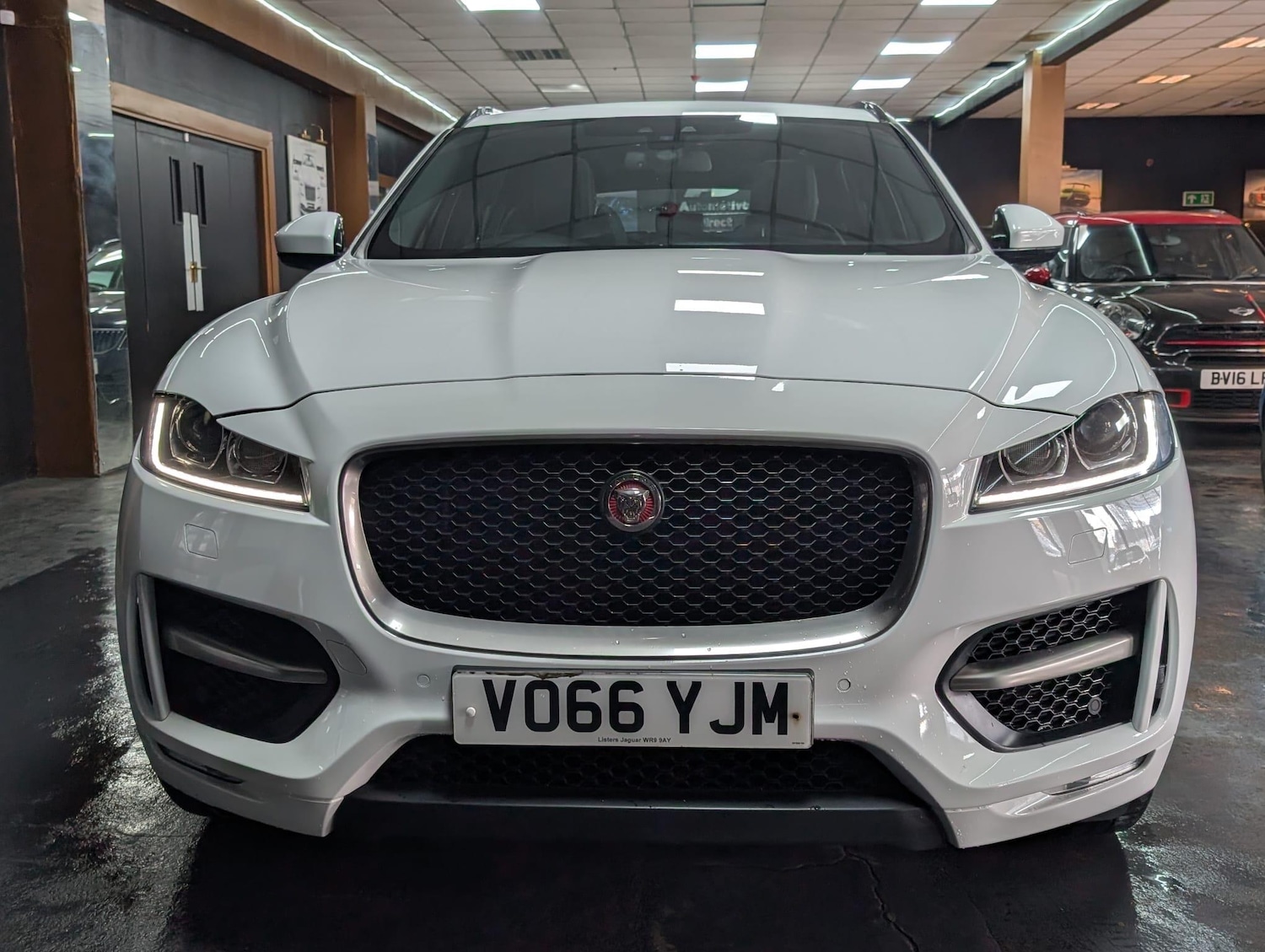 Used Jaguar F-Pace 2016 for sale - 76349628: Photo 2