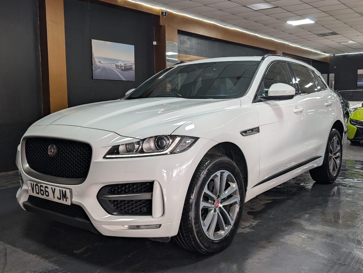 Used Jaguar F-Pace 2016 for sale - 76349628: Photo 3