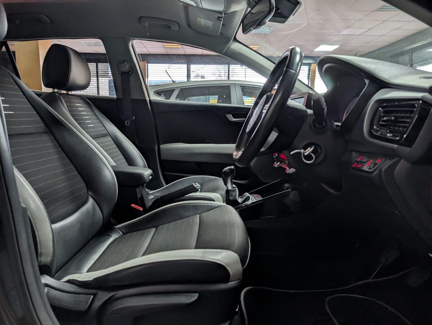 Used Kia Stonic 2018 for sale - 76657825: Photo 15