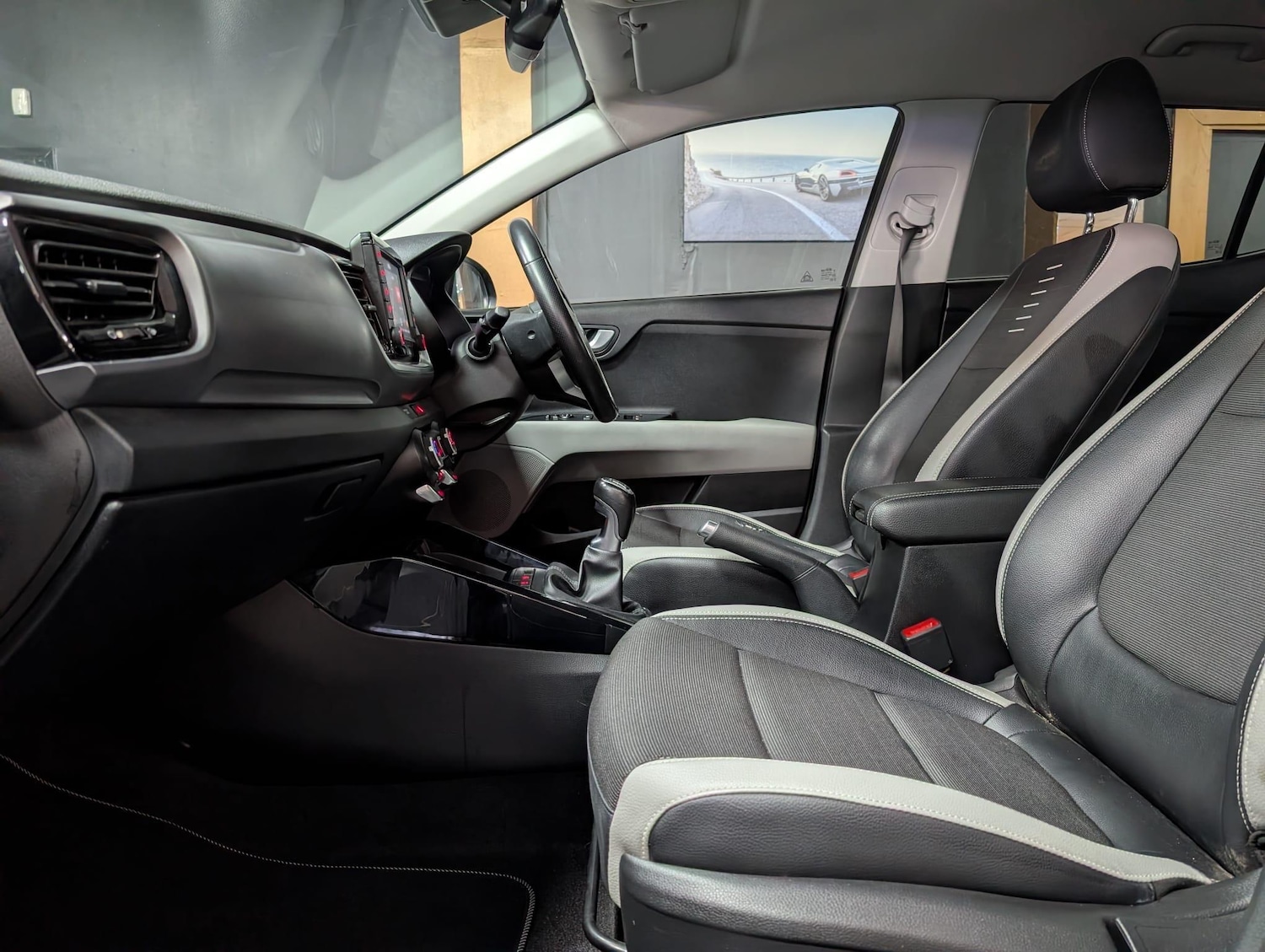 Used Kia Stonic 2018 for sale - 76657825: Photo 29