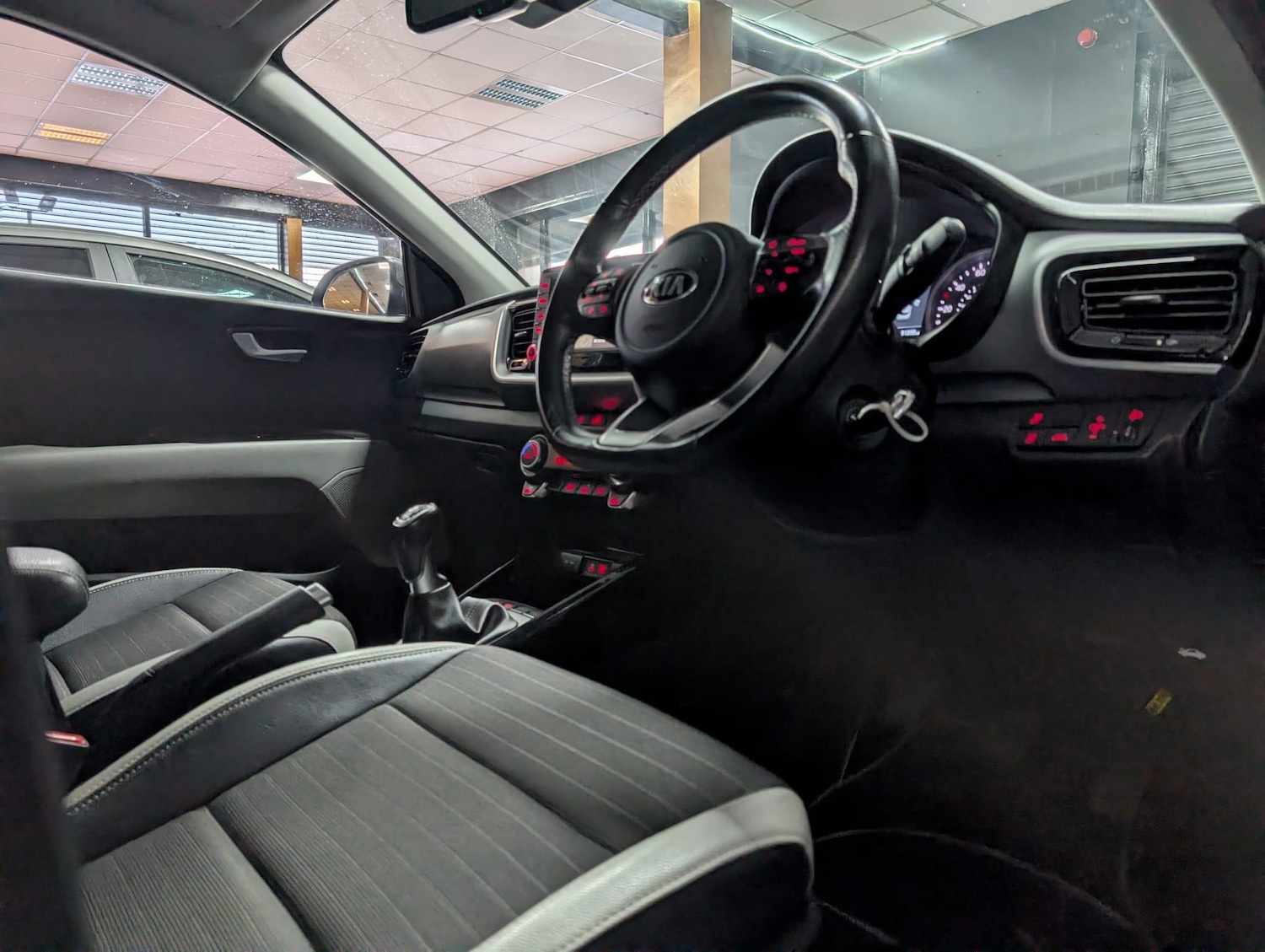 Used Kia Stonic 2018 for sale - 76657825: Photo 8