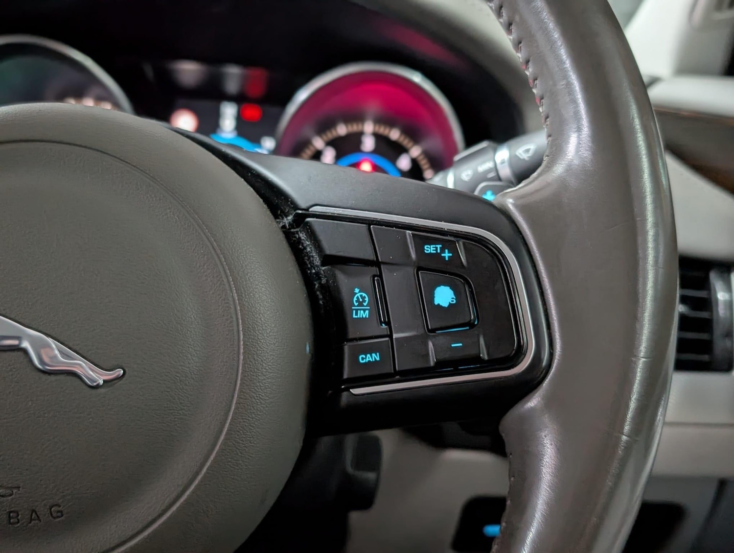 Used Jaguar XF 2015 for sale - 77633547: Photo 39