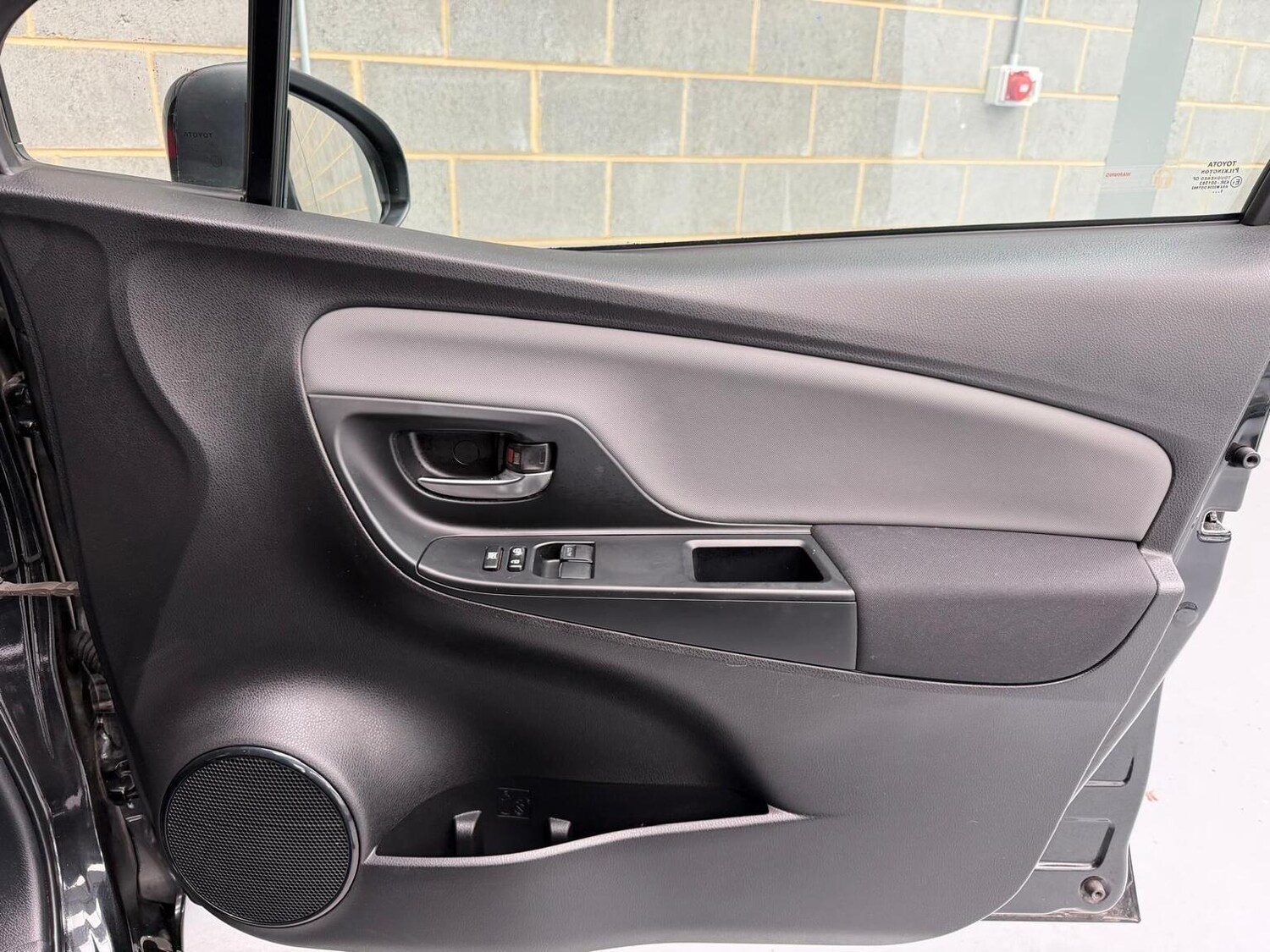 Used Toyota Yaris 2016 for sale - 78197956: Photo 32