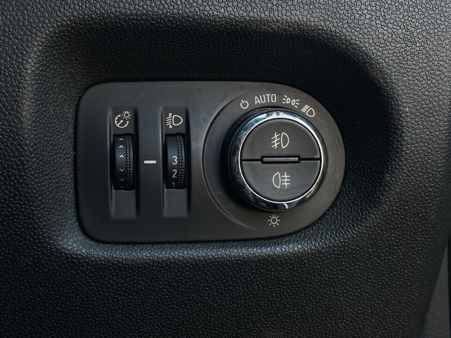 Used Vauxhall Corsa 2010 for sale - 77081776: Photo 24