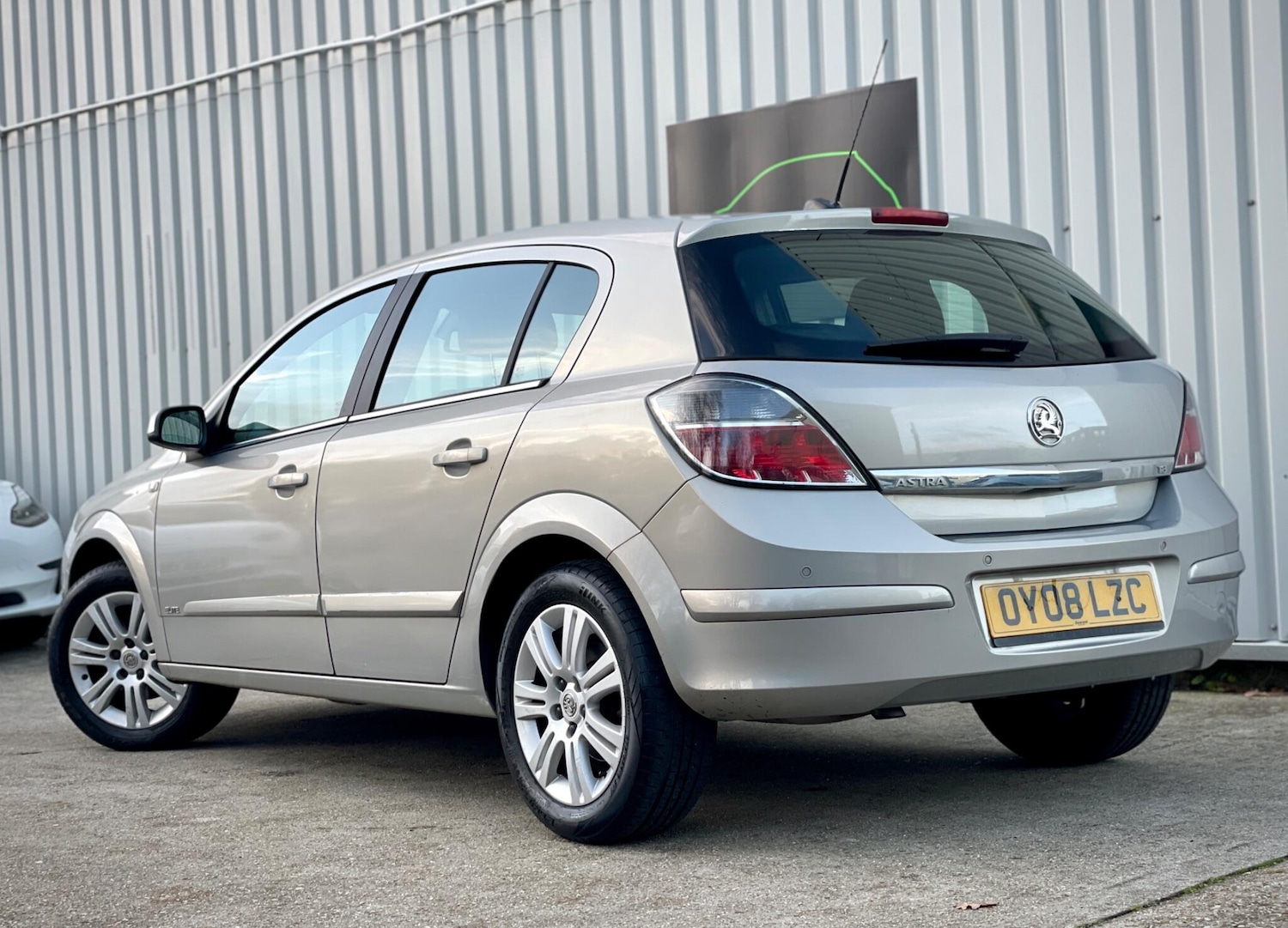 Used Vauxhall Astra 2008 for sale - 76647642: Photo 2