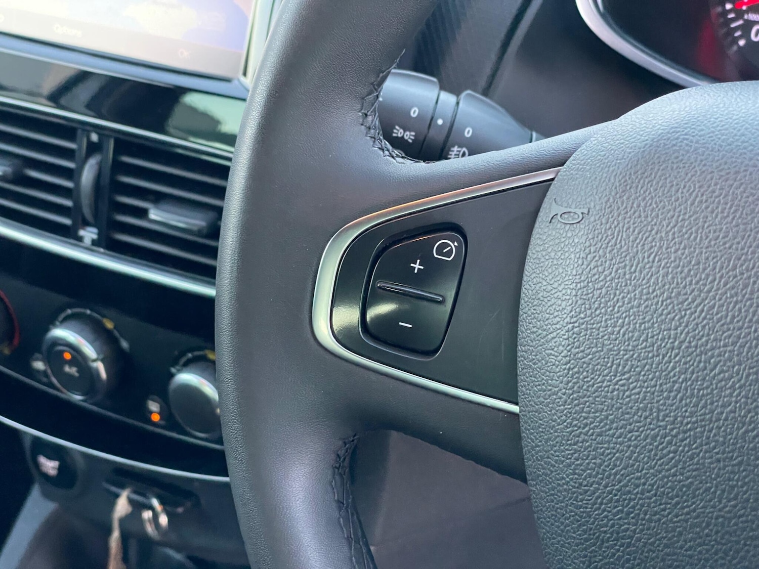 Used Renault Clio 2018 for sale - 77683696: Photo 89