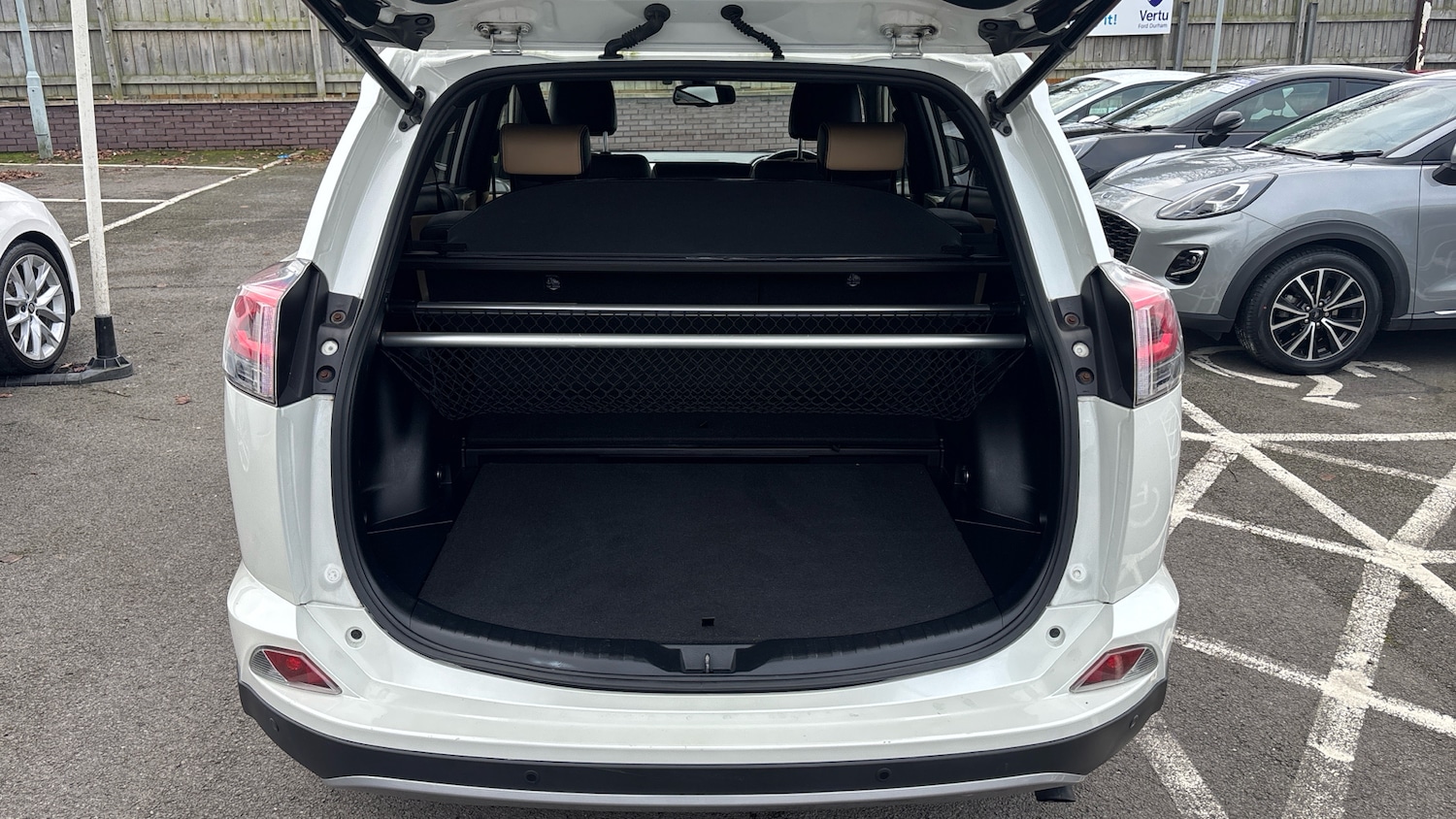 Used Toyota RAV4 2017 for sale - 77363284: Photo 4