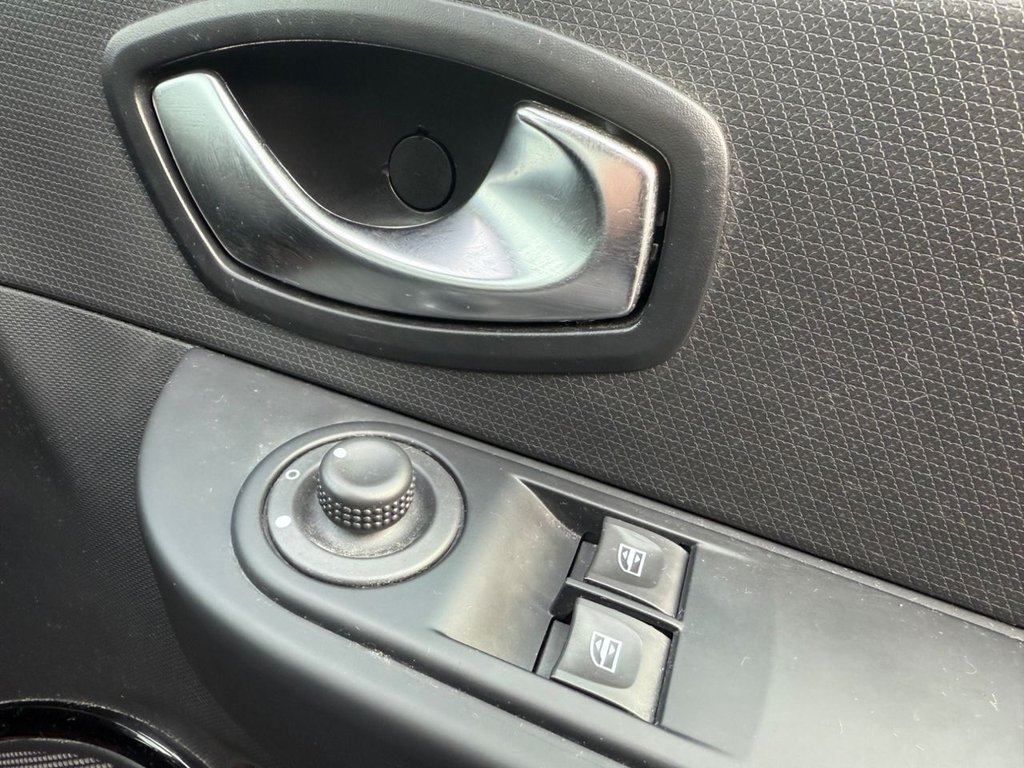 Used Renault Clio 2015 for sale - 76417685: Photo 11