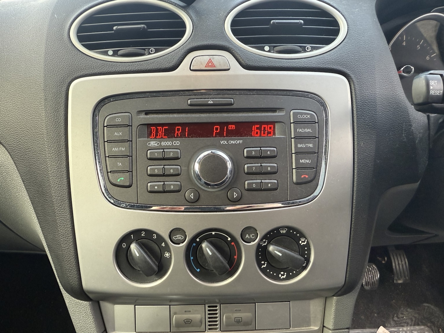 Used Ford Focus 2010 for sale - 77668605: Photo 9