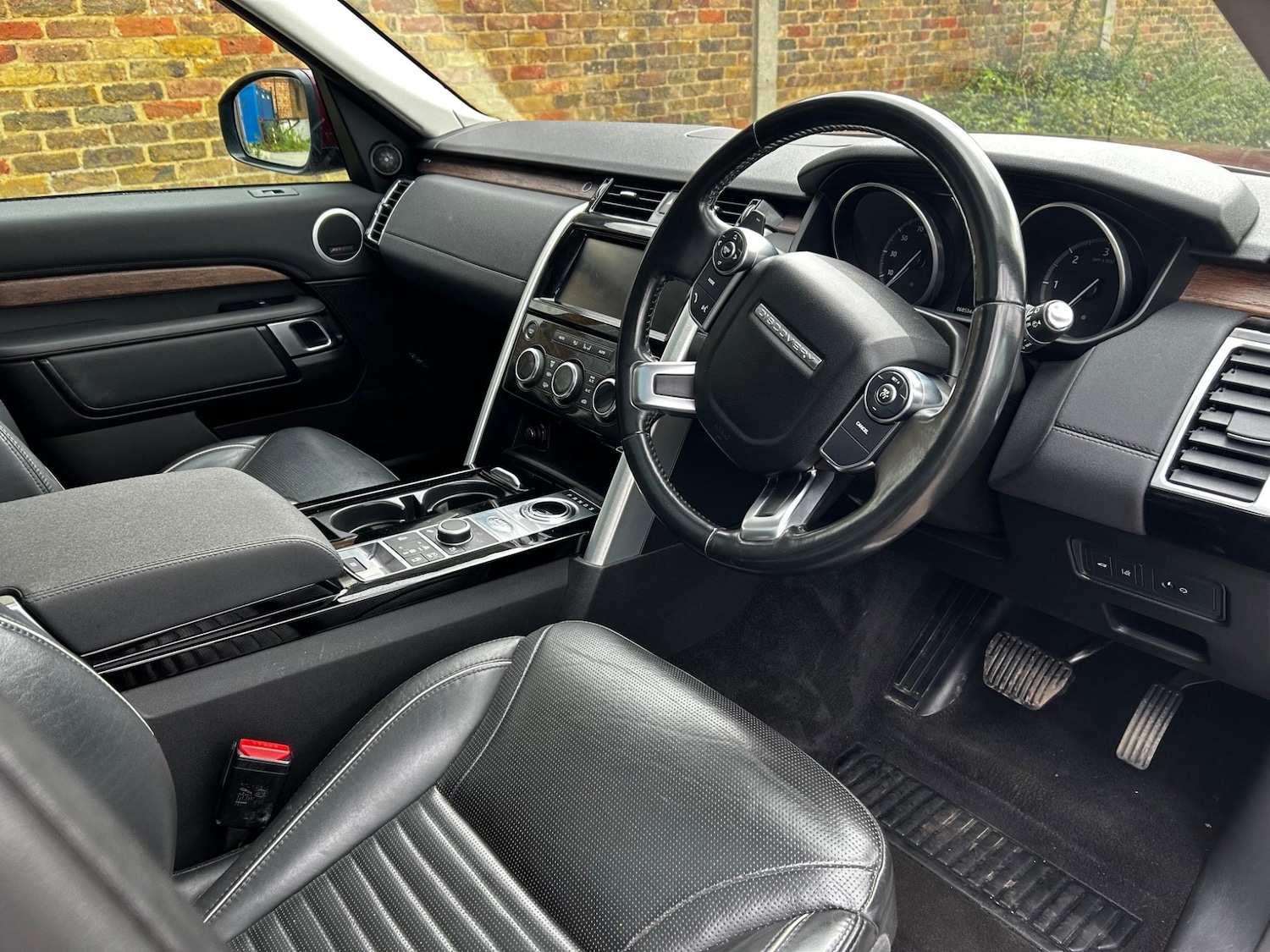 Used Land Rover Discovery 2017 for sale - 76798670: Photo 2