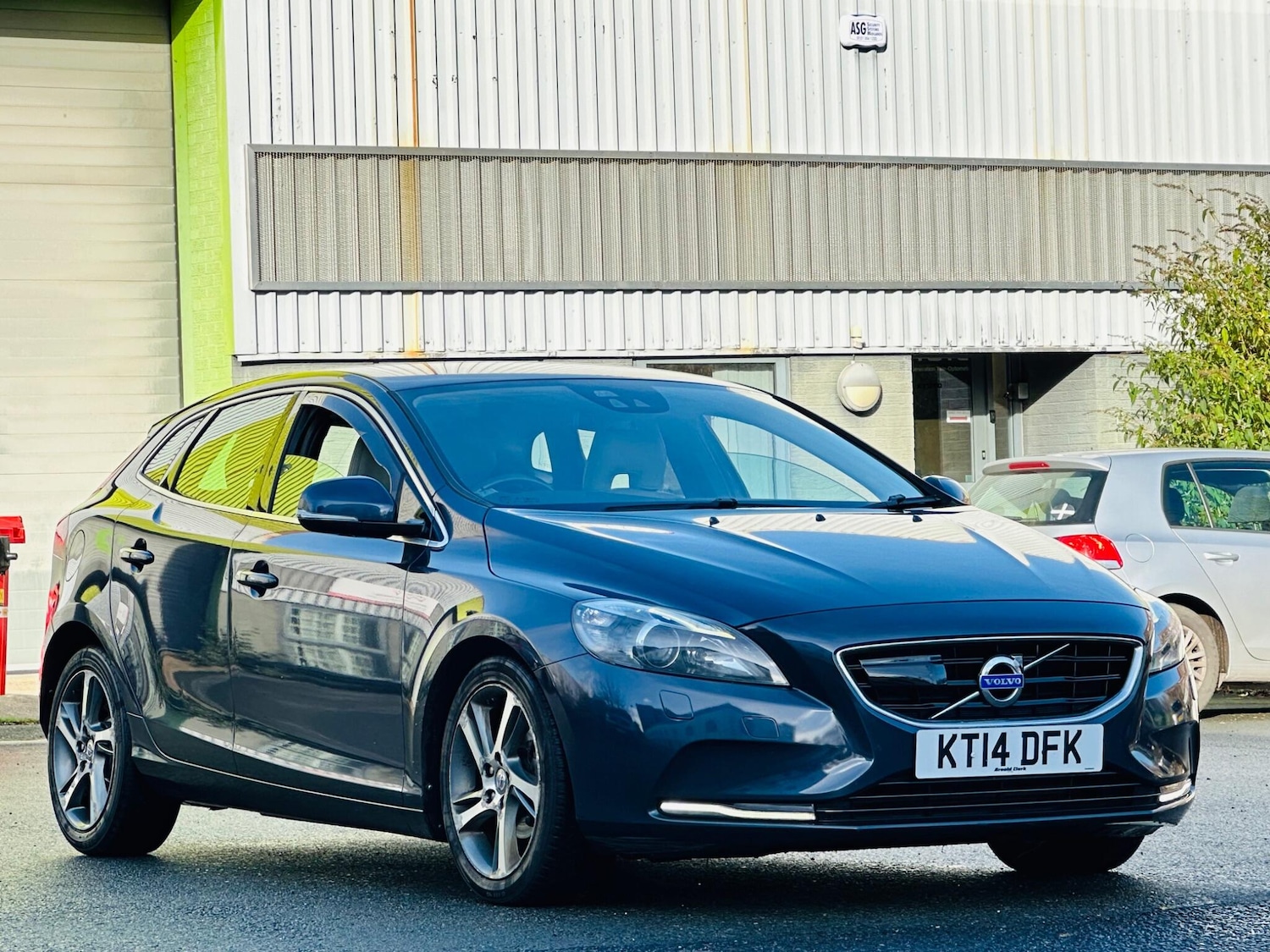 Used Volvo V40 2014 for sale - 76572276: Photo 2