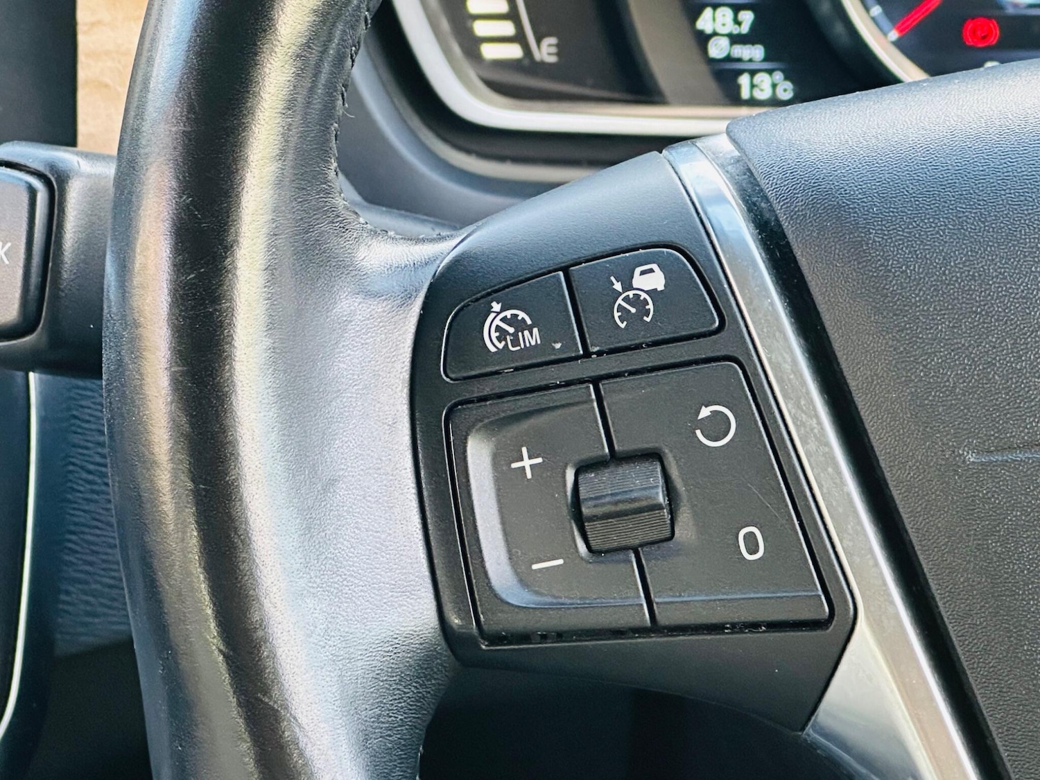 Used Volvo V40 2014 for sale - 76572276: Photo 27